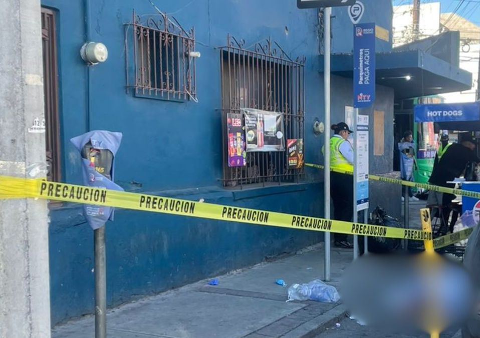Un adulto mayor falleció en calles del Centro de Monterrey después de que una sonda de traqueotomía.| Especial