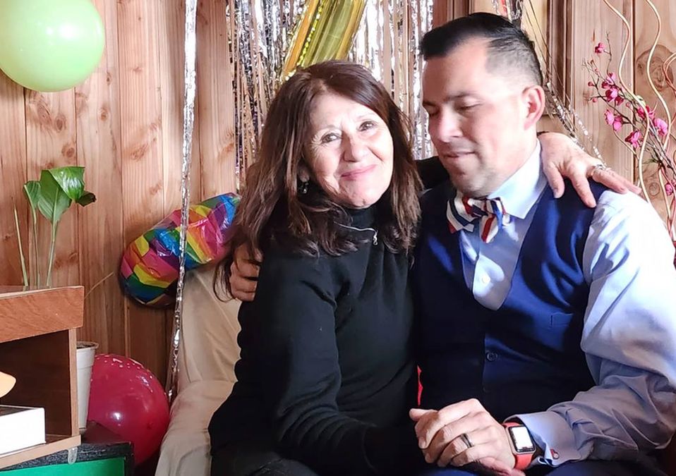 Madre e hijo se encuentran por primera vez luego de 42 años/ AP