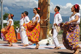 Danzantes desde las alturas del cerro de San Miguel, al fondo una vista panorámica de Puebla y Atlixco / Agencia Cuartoscuro