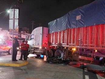 Un motociclista terminó herido tras ser impactado por tráiler. | Leyda Estrada