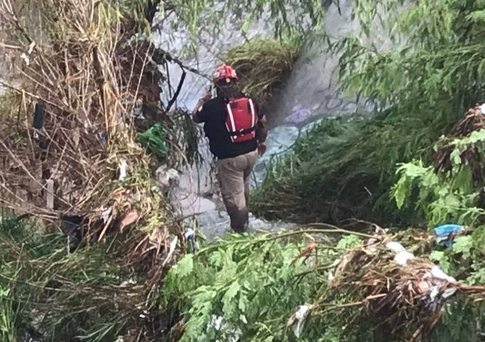 Buscan a motociclista presuntamente arrastrado por corriente en Monterrey. | Especial