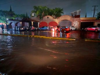 Autos varados por la lluvia en Tlaquepaque / Vicente Torres Alfaro