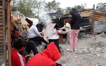 Familia de escasos recursos enfrenta frío en Nuevo León con leña y bebidas calientes. | Jorge López