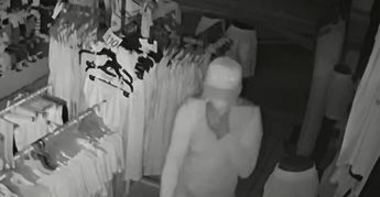 El hombre se cubrió el rostro para no ser captado por las cámaras