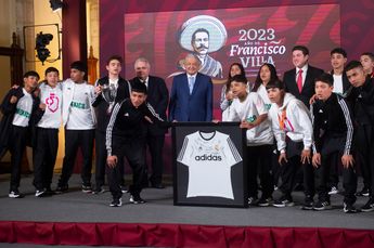 El presidente de México y el gobernador de Nuevo León en compañía de los jóvenes campeones. | Cortesía