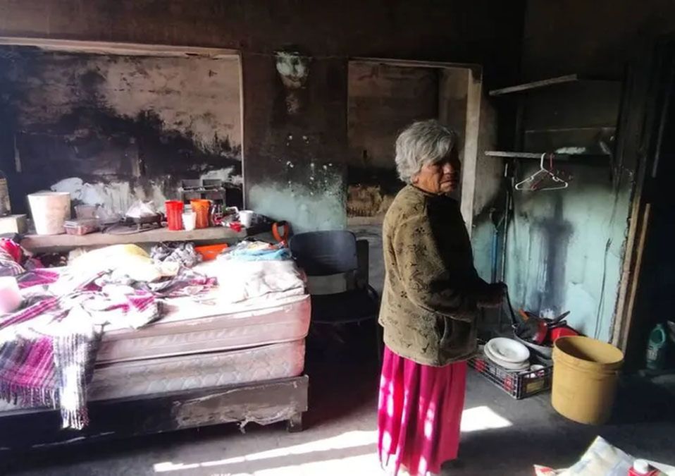 Mujer de la tercera edad pierde su casa tras incendio en Apodaca; pide apoyo
