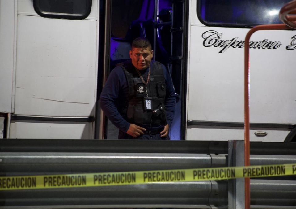 Policía durante el asesinato de un hombre en la México - Puebla | Enrique Luna