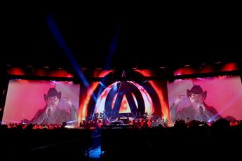 La pantalla gigante en el escenario fue uno de los atractivos del concierto de Alfredo Olivas. | Roberto Alanís