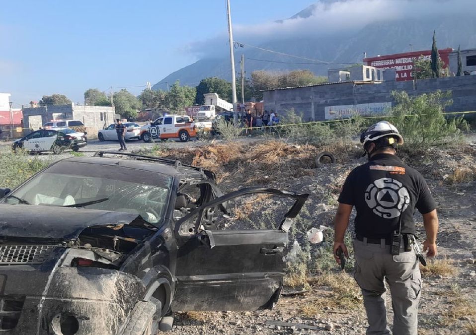 Tren embiste camioneta con familia a bordo en García. | Especial