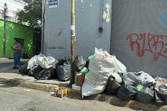 Bolsas de basura se acumulan constantemente en diversas esquinas de Guadalajara. | Sebastián Cano