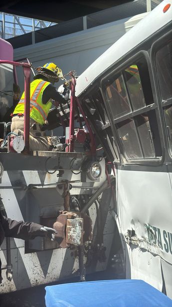 El conductor perdió el control y derribó un portón ubicado en un muro de contención de la zona mencionada.