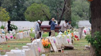 El cortejo fúnebre partió desde la capilla de Funerales Gayosso hacia el panteón Jardines del Parque, al oriente de la ciudad.