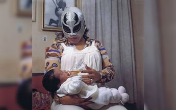 Lourdes Grobet alimentando a su hijo en 1982 / Lourdes Grobet