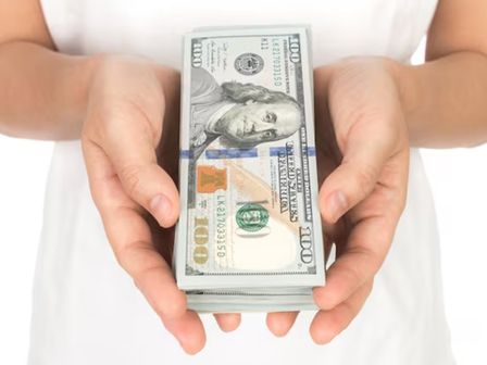 Cuando el precio del dólar es más bajo, los mexicanos deben aprovechar para comprar y vender la divisa estadounidense | Freepik