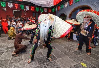 Los enmascarados le dan color a las danzas del Huey Atlixcáyotl / Melanie Torres