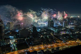 Luces y pirotecnia para recibir el 2025 en Bangcok / Reuters