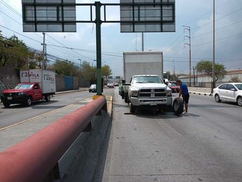Ponchan llantas en avenidas de San Pedro y Monterrey