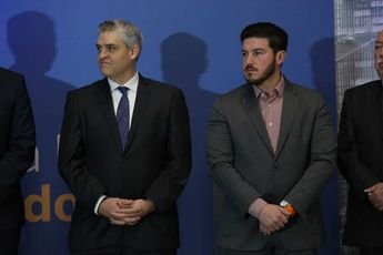 El gobernador de Nuevo León, Samuel García (der.) y el secretario de Economía, Iván Rivas estuvieron presentes en el evento. | Raúl Palacios