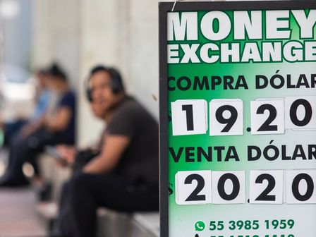 Cada minuto, el dólar va cambiando su precio en los bancos del país | Cuartoscuro