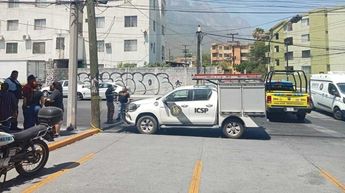 Peritos de la Fiscalía de Nuevo León y la Policía de Monterrey hicieron presencia en el sitio. | Sandra González