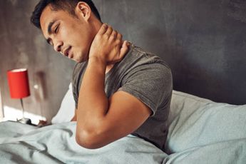 Dormir en una mala postura puede ocasionar dolor de cuello/ Istock