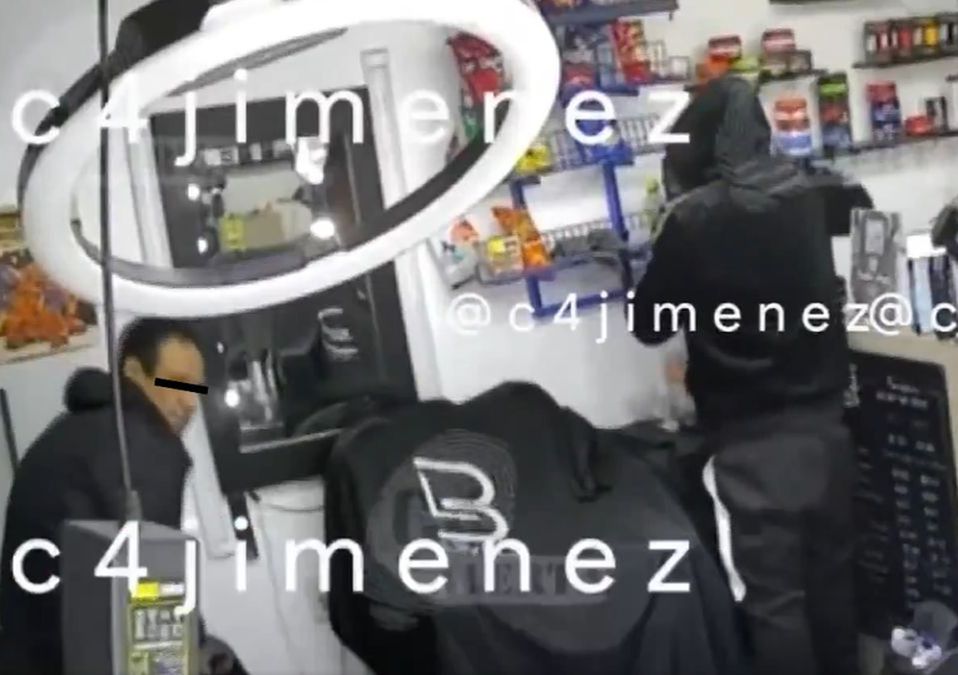 El asalto quedó gravado por cámaras de seguridad de la barbería en Nezahualcóyotl. | C4 Jiménez