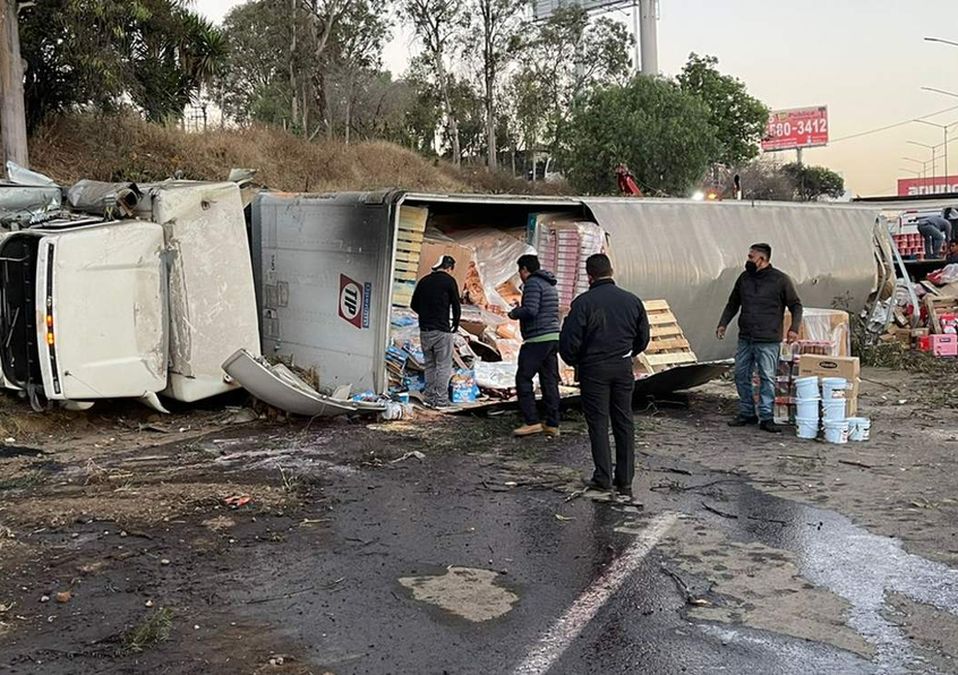 Vuelca tráiler Periférico Norte