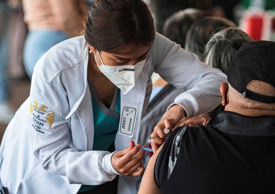 Los cambios de temperatura favorecen el desarrollo de infecciones respiratorias, mientras que las vacunas nos protegen de ellas | UNAM