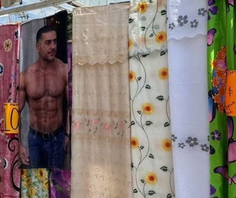 Las toallas se venden alrededor de 100 pesos, mientras que las frazadas viajeras pueden alcanzar precios desde los 180 pesos. | Christian Ortiz