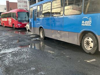 Rutas urbanas y camiones de pasajeros circulan todos los días por la calle Julián Villagrán. | Pedro Delgado