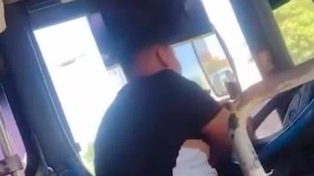 Torreón: Captan a chofer de ruta Dorada manejando usando su celular
