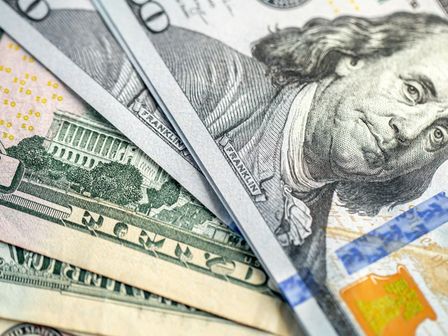 El peso mexicano continúa cayendo y alcanza los 18.00 por dólar. | Freepik