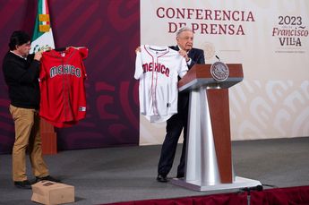 El mandatario mostró las casacas que vestirá la novena mexicana en el diamante. | Cortesía