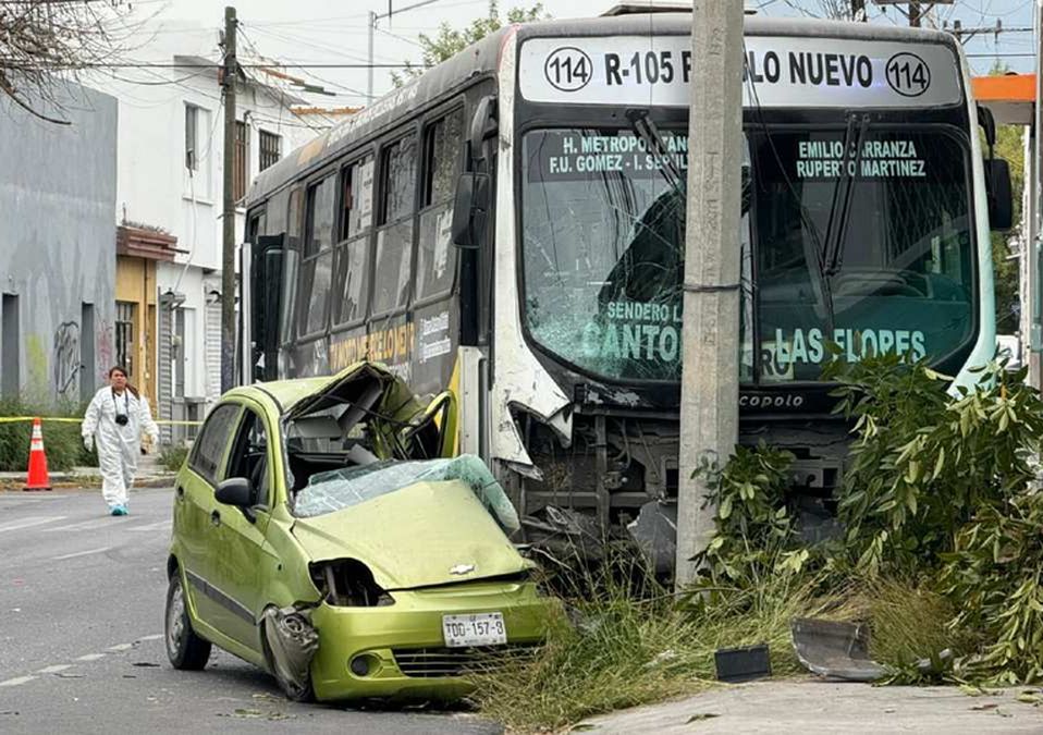 El accidente ocurrió sobre la calle José María Arteaga, entre Platón Sánchez y Álvaro Obregón en el Centro de Monterrey. | Fernanda Pérez