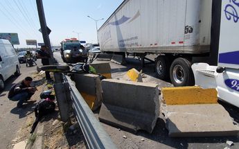 Muros de contención con los que chocó el tráiler en la autopista Guadalajara a Zapotlanejo / Juan Carlos Munguía