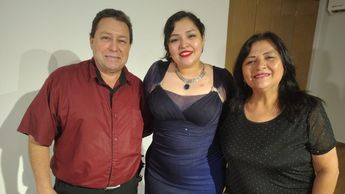 Madely Mata Gómez junto a su familia