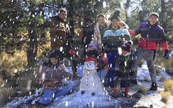 Una familia se divierte haciendo un muñeco de nieve en La Malinche / Andrés Lobato