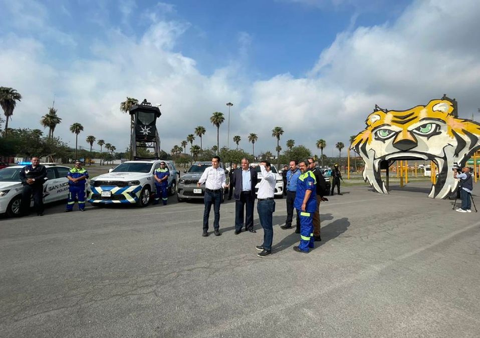 Multarán a aficionados que estacionen sus autos en lugares prohibidos afuera del Estadio Universitario. | Víctor González