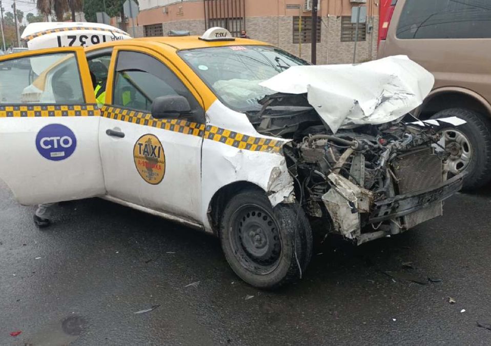 Un choque entre un taxi una camioneta se registró en la colonia Obrera. | Fabricio Gallegos