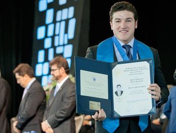 Samuel García muestra su título doctoral. | Cortesía