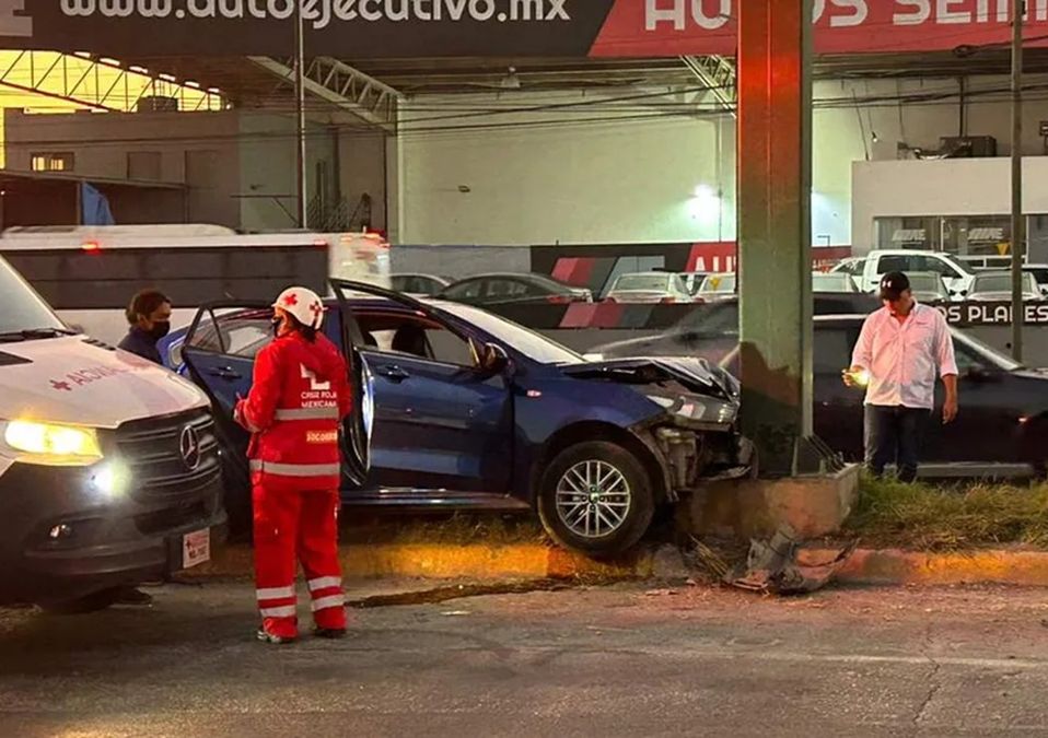 Automovilista se impacta contra señalamiento en la avenida Sendero