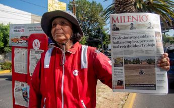 Maribel estudió Filosofía y Letras; ante la falta de oportunidades laborales la venta de periódicos es su manera de subsistir | Melanie Torres