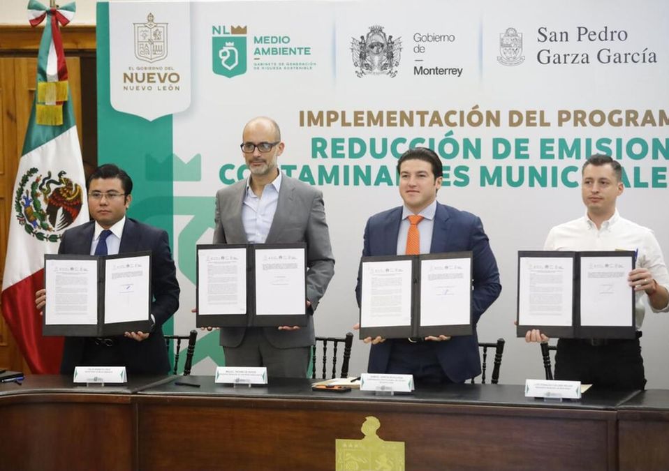 El Gobierno del Estado firmó un compromiso con los municipios para reducir las emisiones contaminantes. | Jorge López