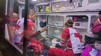 El teniente de Bomberos Humberto Castro descendió al ducto para asegurar al lesionado, quien solo requirió dos puntos de sutura tras las maniobras noc