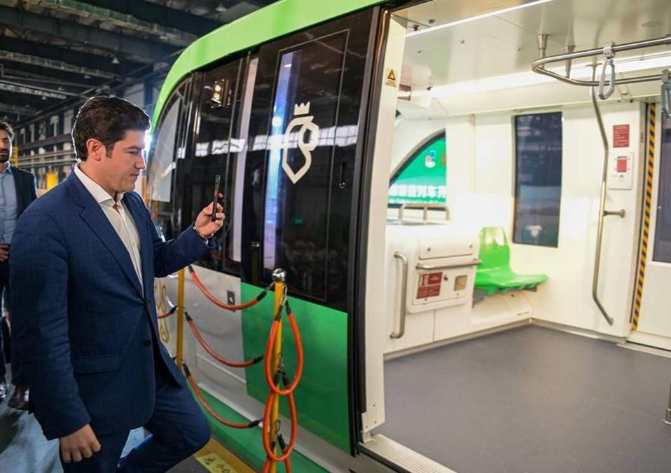 El gobernador Samuel García supervisó la fabricación de vagones para nuevas líneas del Metrorrey. | Cortesía