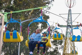 Madre e hijo disfrutan del mini teleférico en la Feria de Puebla 2025 / Agencia Es Imagen