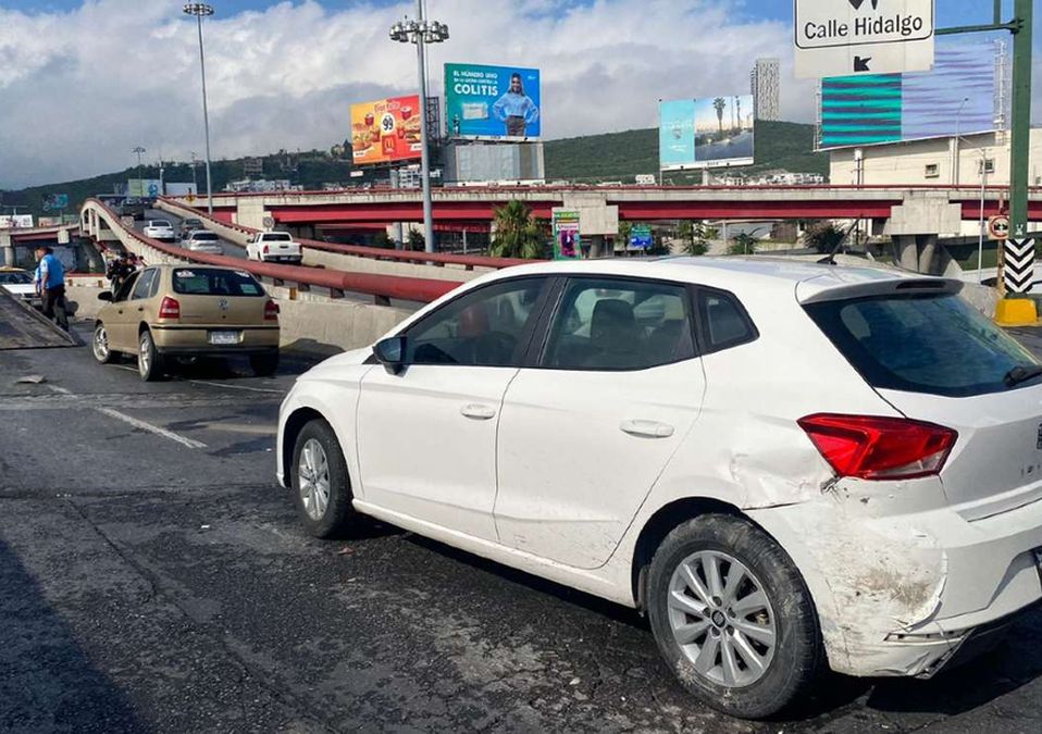 Choque múltiple afecta vialidad en la avenida Gonzalitos en Monterrey. | Frida Rodríguez