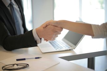 Algunas contrataciones dependerán no solo de la experiencia, sino de si se cuenta o no con la cédula profesional / Pexels