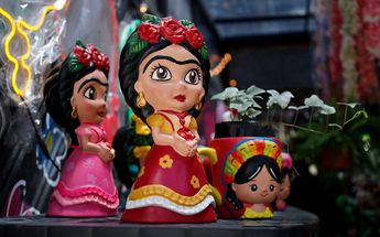 En el Jardín de Medusa existen macetas de diversos personajes, entre ellos, Frida Kahlo | Andrés Lobato