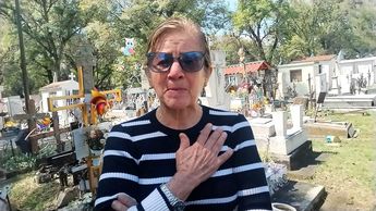"Me vacilaba, siempre me hacía reír", recuerda Carolina a su hermana Irma desde el Panteón Municipal / Angélica Tenahua